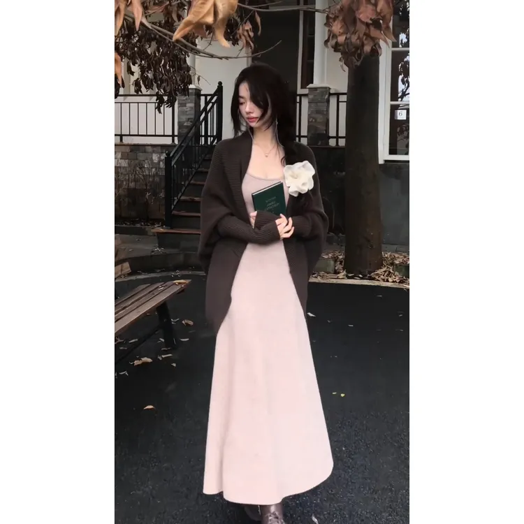 MARIE.COCO复古慵懒风套装女2025秋季咖色针织开衫披肩吊带连衣裙