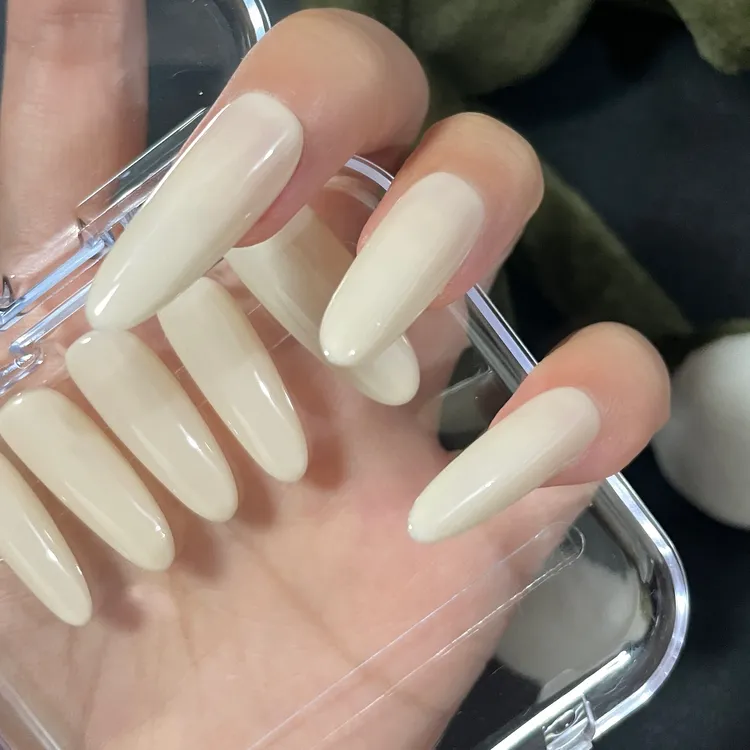 奶白色简约显白中长款穿戴甲纯色百搭高级冰透氛围感百搭美甲贴片