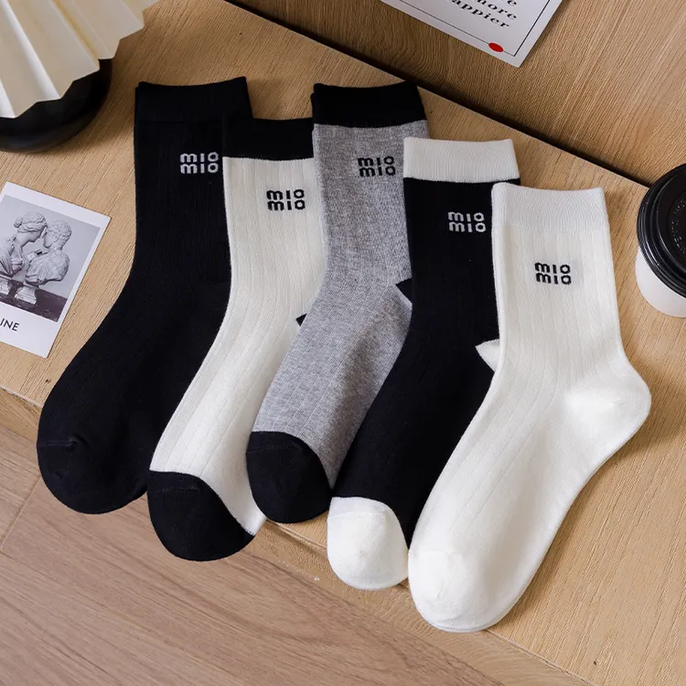 中筒袜女早秋ins黑白色字母潮流个性棉袜简约百搭拼色运动袜子