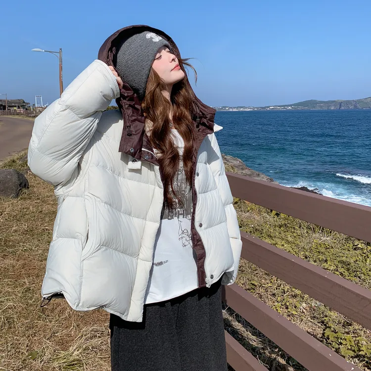 撞色连帽米白色减龄羽绒服女2025冬季新款休闲加厚90绒泡芙面包服