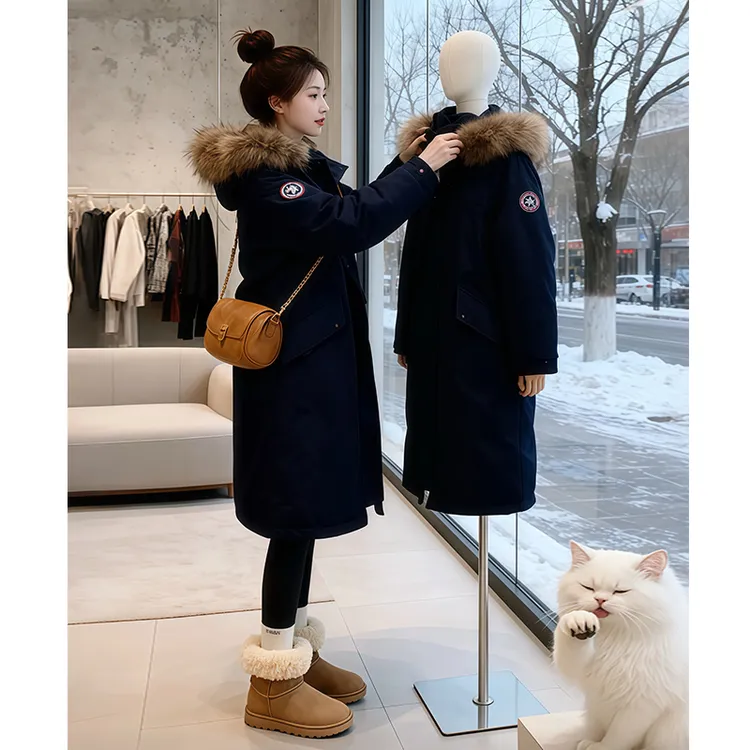2025冬季新款时尚流行连帽毛领中长款棉服女