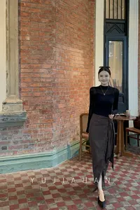 YUJIAHAN于佳含-半高领修身网纱黑色打底衫+毛边开衩系带半身裙