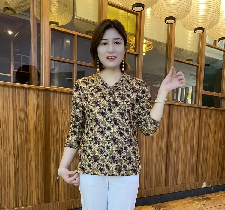 2025秋季长袖纽扣碎花木耳领宽松型中老年女装小衫打底衫