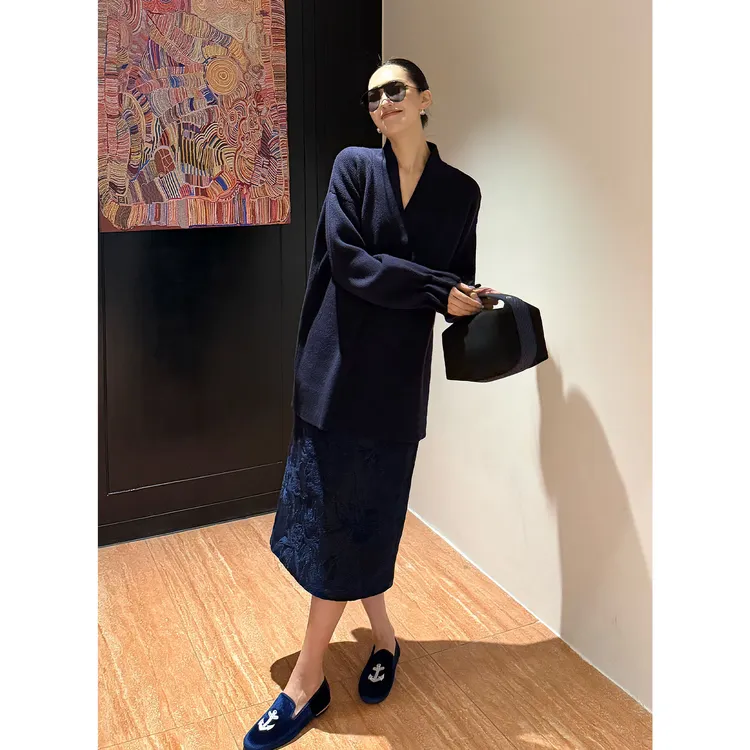 紫紫  雾蓝织暖毛衣  V领长袖坑条显瘦宽松套头毛衣  ZD11SMHJ355