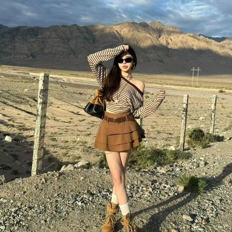 溪溪靓衫自由格调泡菜订制后绑带咖色条纹拉肩T恤+咖色半裙套装女