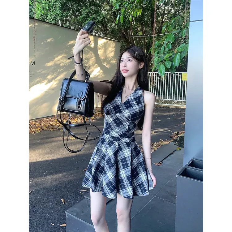 夏季新款复古格纹挂脖连衣裙女辣妹学院风无袖v领背心a字百褶短裙