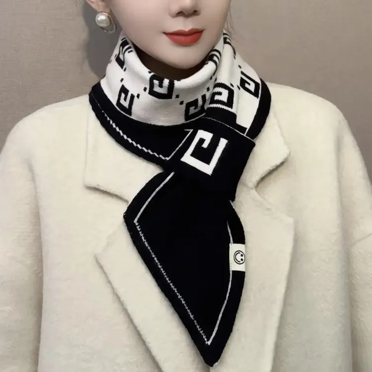 双面小围脖女款秋冬季新款韩版时尚百搭保暖护颈短款字母围巾简约
