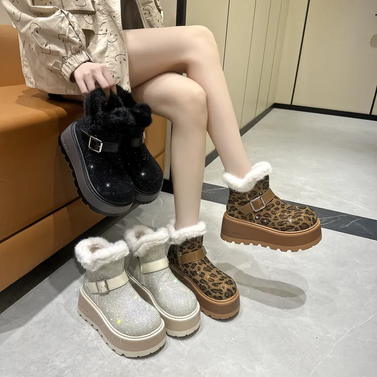 三小姐3910-2025年冬季翻毛女款水钻雪地靴时尚保暖厚底雪地棉