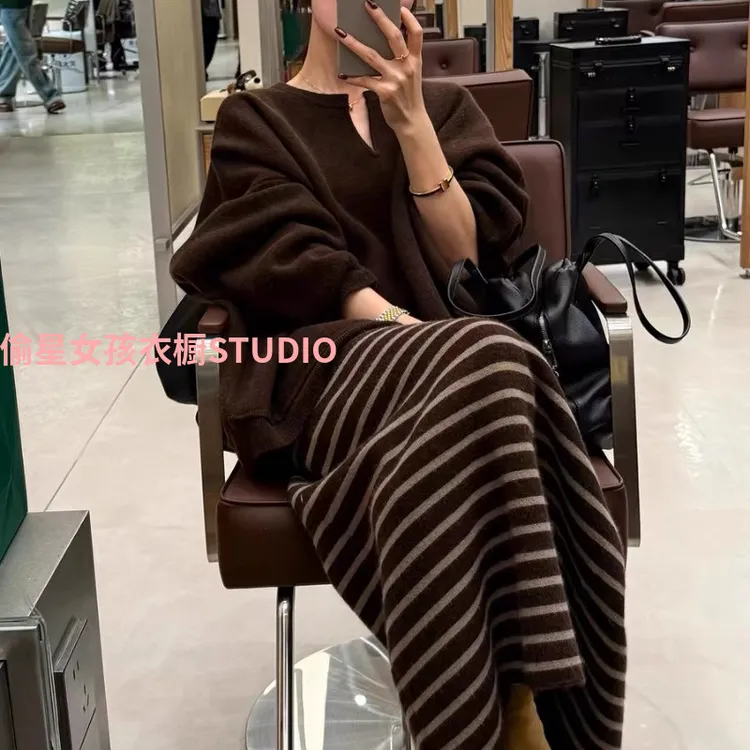 慵懒咖色条纹针织半身裙女秋冬中长款直筒裙高腰显瘦加厚一步长裙