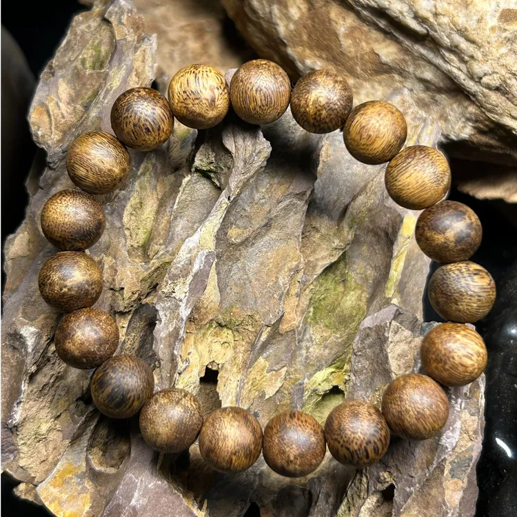 沉香海南沉香1.1圆珠单圈红骨凹身绿棋多样性发其一