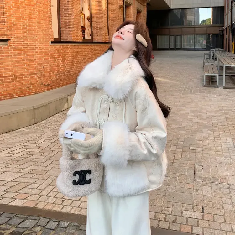 新中式国风羽绒服女2025冬季新款毛绒绒拼接国风盘扣白鸭绒外套