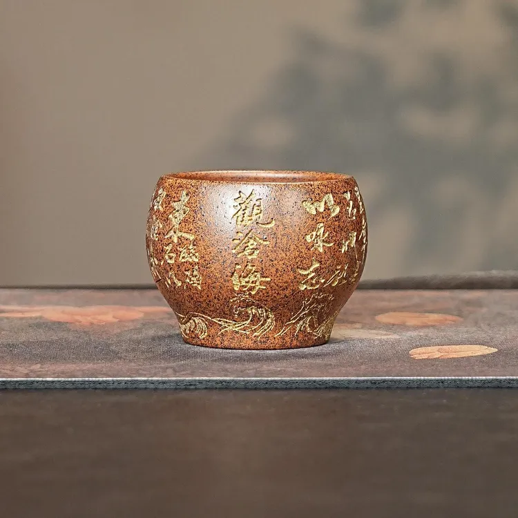 宜兴全手工紫砂茶具 原矿龙骨金砂泥料卡金刻绘观沧海紫砂主人杯