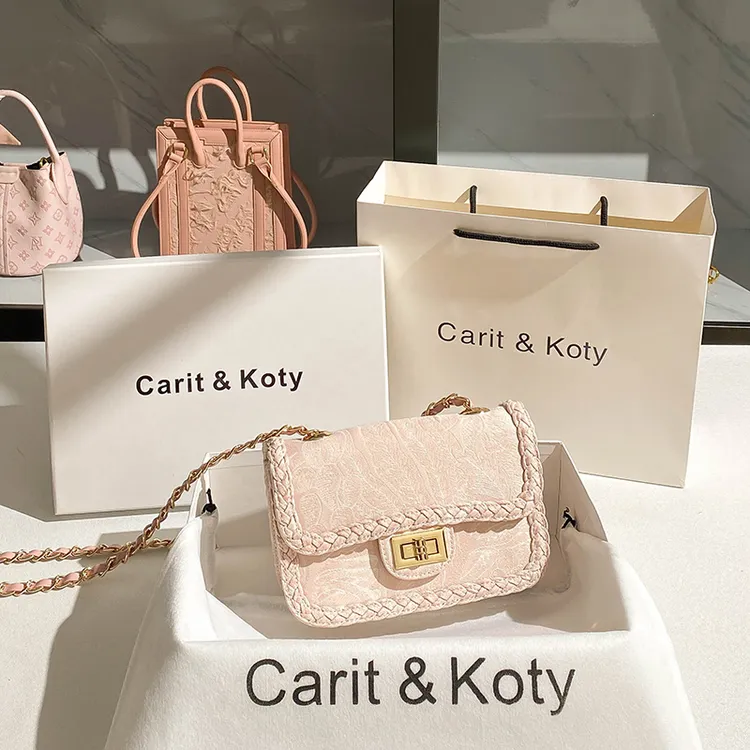 CARIT KOTY小众刺绣提花斜挎包包女2025新款高级感通勤粉色小方包