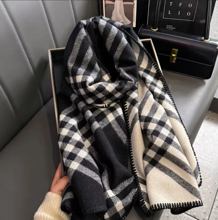 轻奢围巾女保暖小披高级百搭黑白格纹仿羊绒网红情侣双面学生加厚