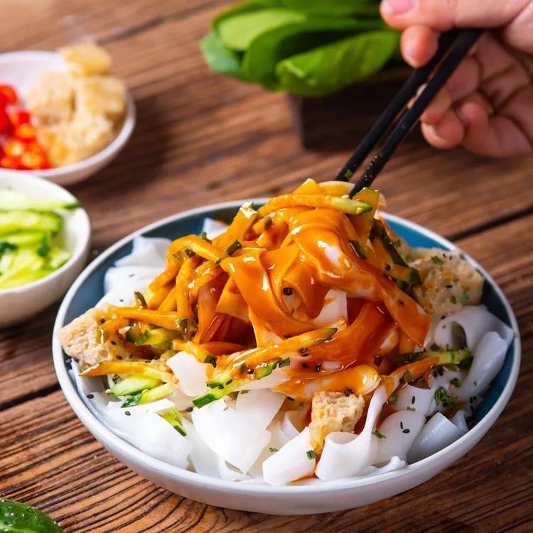 300克*6袋新鲜湿凉皮米皮免蒸煮开袋即食加量300克每袋新鲜如现做