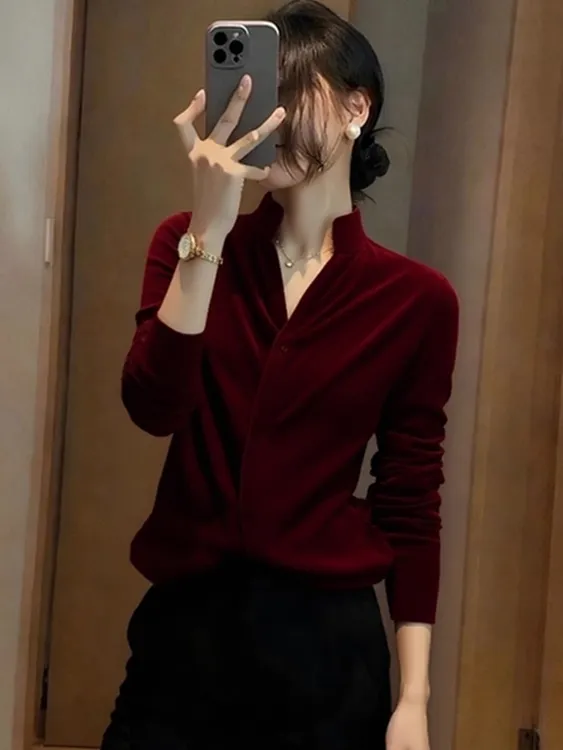 轻奢高级感红色v领长袖丝绒衬衫女冬季新款洋气减龄内搭显瘦上衣