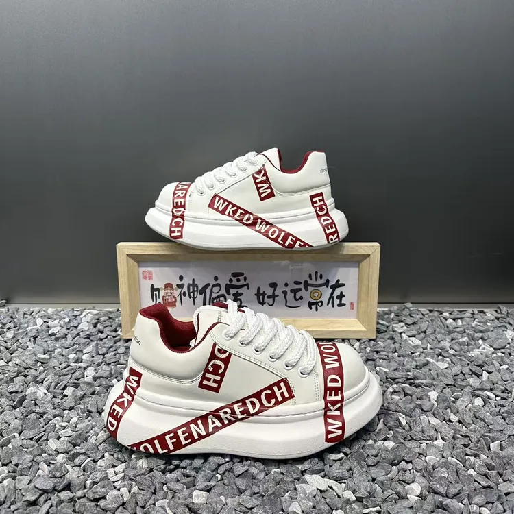 2025男士新款个性字母皮面厚底增高老爹鞋轻便舒适软底潮流休闲鞋