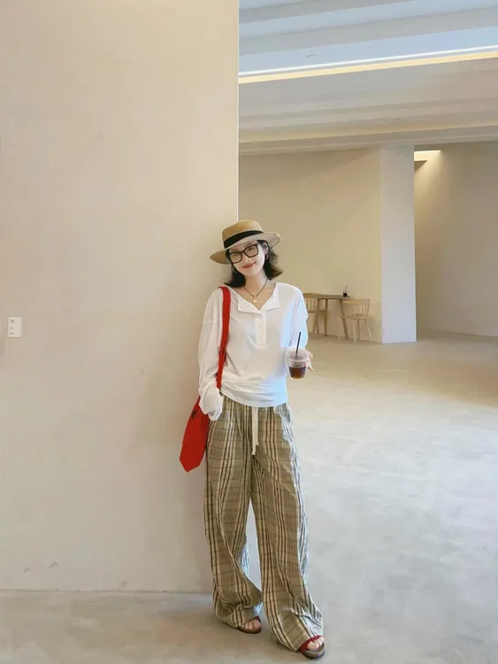 2025早秋新款白色半开领正肩长袖t恤独特漂亮好看上衣百搭格子裤