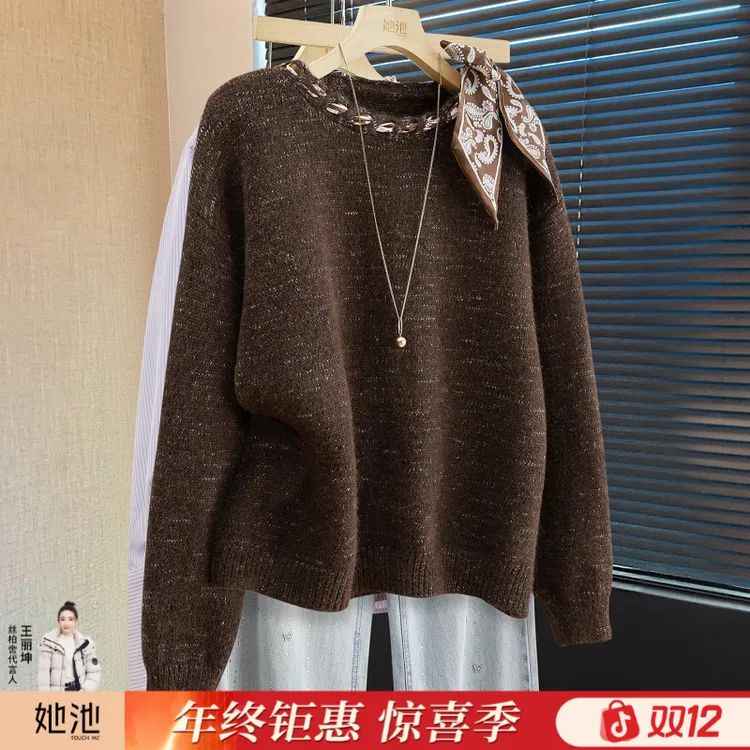 她池2025冬装绵羊毛女时尚丝巾圆领套头短款宽松针织衫T53X4100Z