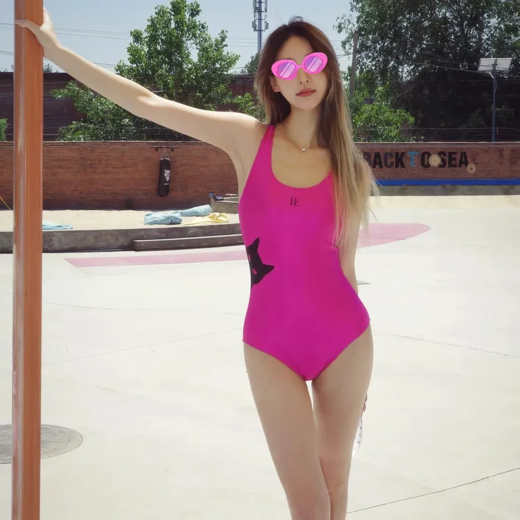 【猫尾俏皮】新款女印花连体泳衣低叉大包臀专业游泳度假竞速泳装