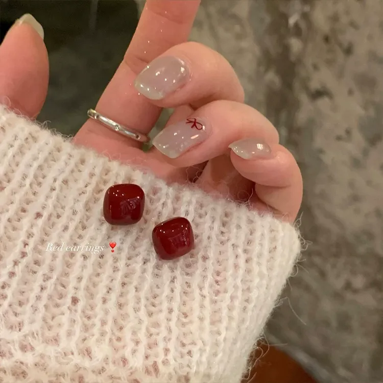 铜合金耳饰 秋冬法式轻奢显白新年红气质方糖耳环女百搭耳针耳饰