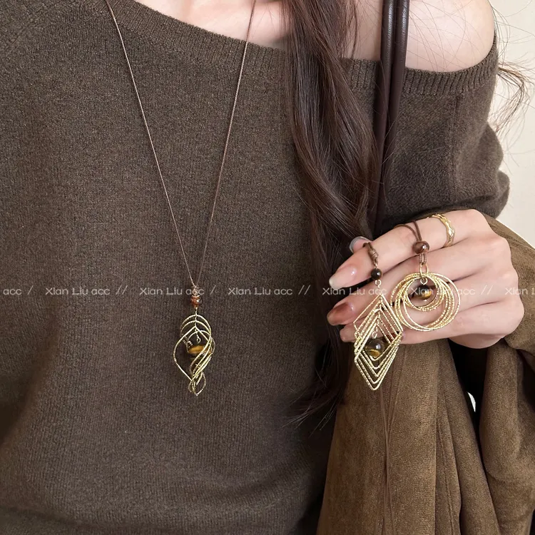 非金属皮质项链 美拉德虎眼石吊坠长款项链女秋冬复古轻奢毛衣链 