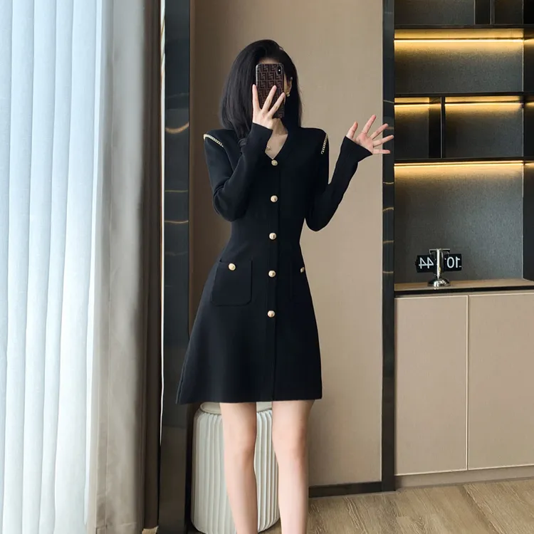 2025春装新款V领轻奢黑色连衣裙小香风复古气质针织小黑裙连衣裙