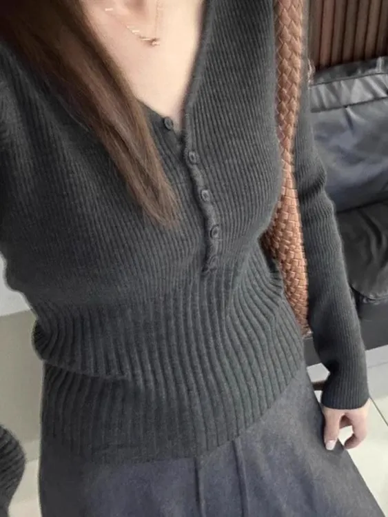 灰色V领打底针织衫女春秋新款洋气内搭毛衣软糯修身收腰独特上衣