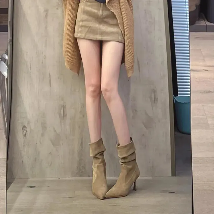 西部牛仔风格靴子秋冬新款卡其美拉德堆堆靴时装靴褶皱中筒长靴女