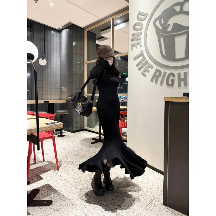 秋冬新款百搭设计鱼尾裙高级感性感气质显瘦包臀长袖高领连衣裙