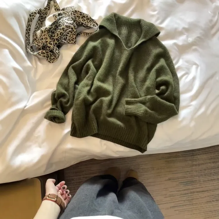 松绿色V领气质套头毛衣女2025秋冬新款气质显白宽松百搭针织衫ins