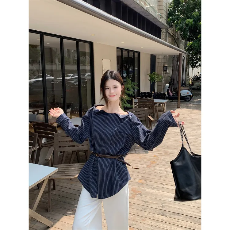 2025复古蓝色条纹中长款衬衫女春秋新款设计感宽松时尚一字肩上衣