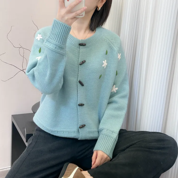 盘花工艺小花朵牛角扣圆领开衫秋冬季新款上衣宽松韩版毛衣外套女