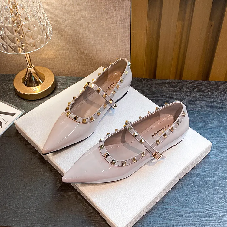 2025年新款春秋法式铆钉尖头平底鞋女浅口内增高单鞋百搭通勤女鞋