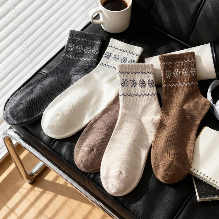 袜子女士中筒袜秋冬天咖色棉袜文艺复古港风长筒袜小雪花ins潮袜