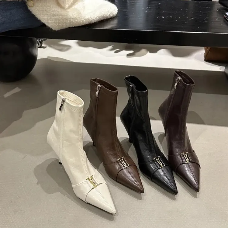 2025秋冬尖头细跟气质侧拉链金属搭扣时尚百搭深棕色高跟显瘦靴子