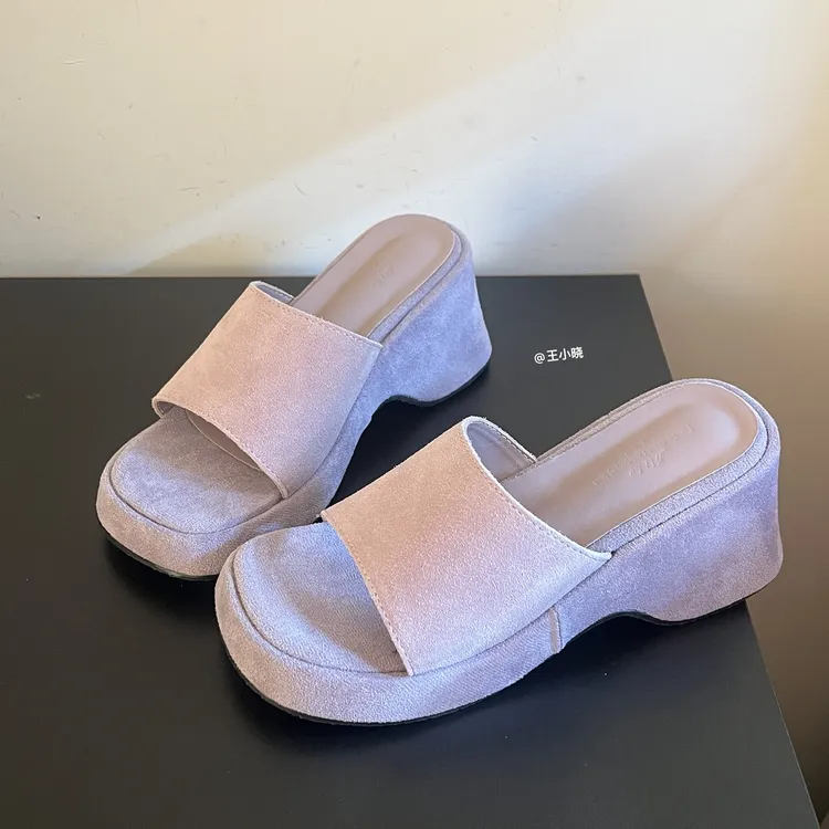 王小晓新品！真皮一字凉拖厚底增高凉鞋女简约百搭休闲坡跟松糕鞋