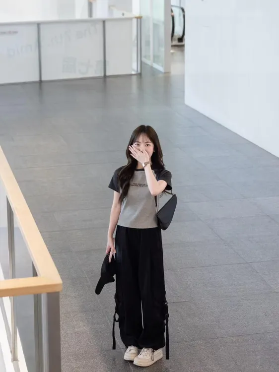 2025夏季新款气韩系简约短袖正肩显瘦短袖t恤高腰黑色工装裤套装