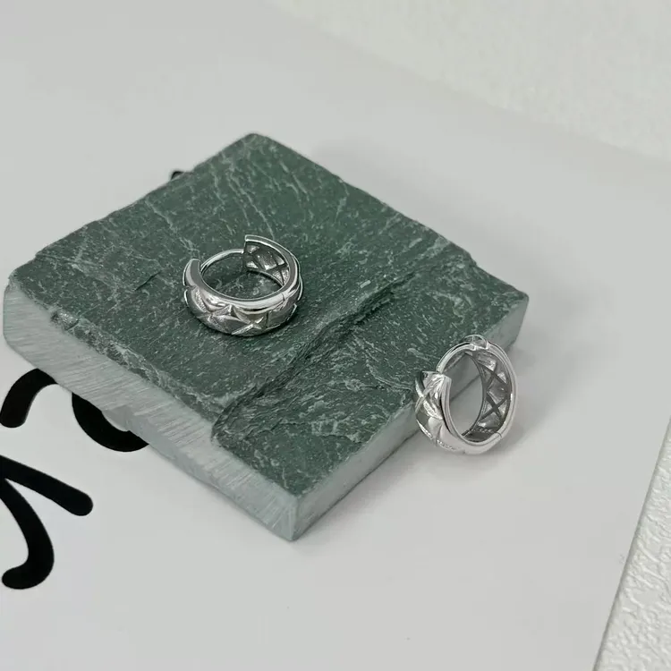 925银耳饰 925银耳饰   小香菱格高级气质款个性耳圈