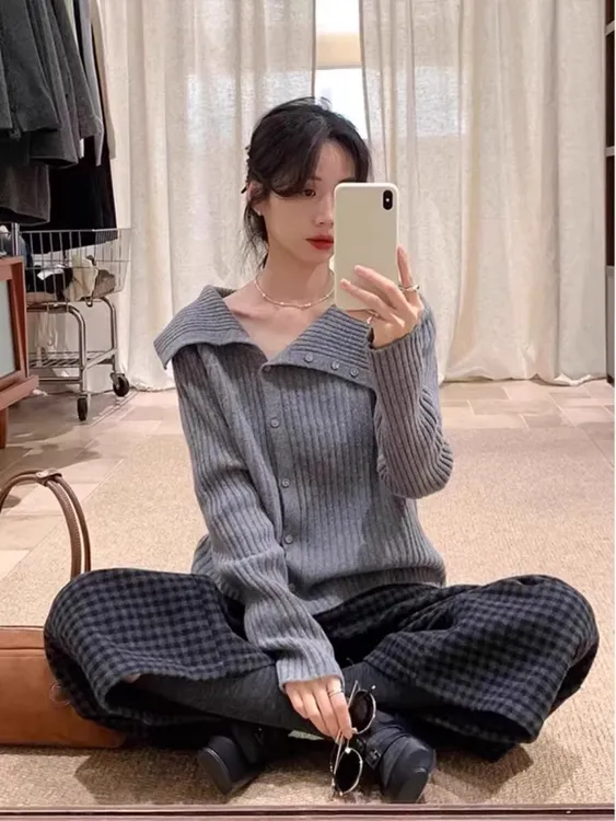 白色纯欲翻领针织开衫女2025秋季新款气质洋气减龄不规则长袖上衣