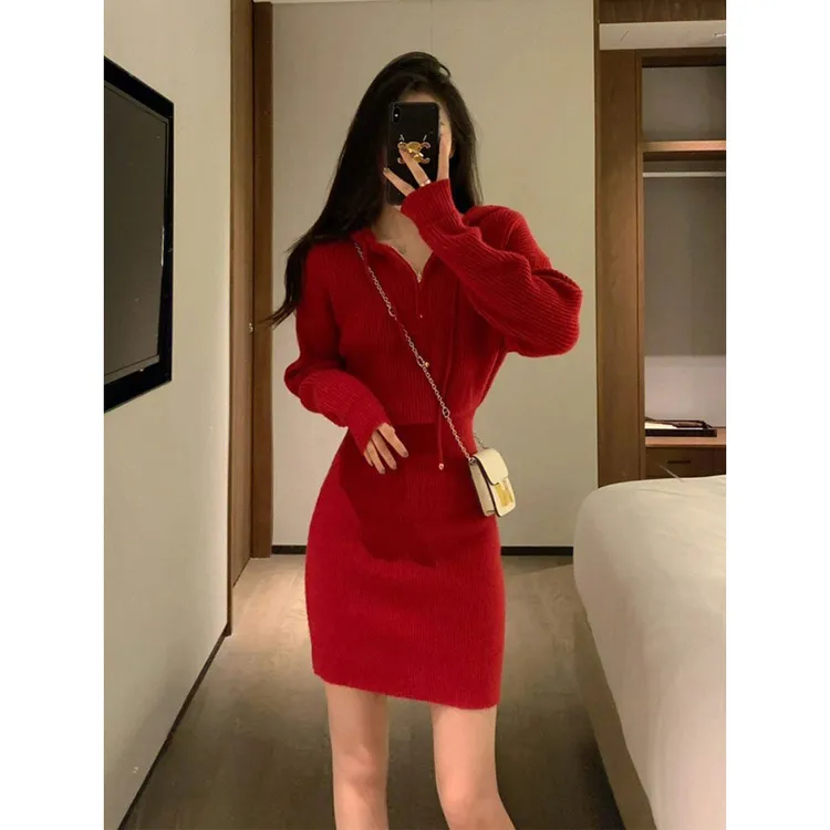 新年战袍红色连帽包臀裙2024年新款高级感圣诞针织连衣裙子女秋冬