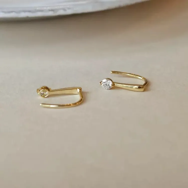 925银合成锆石耳饰 S925银镀金简洁高级感小耳钩A192小众耳环耳钉