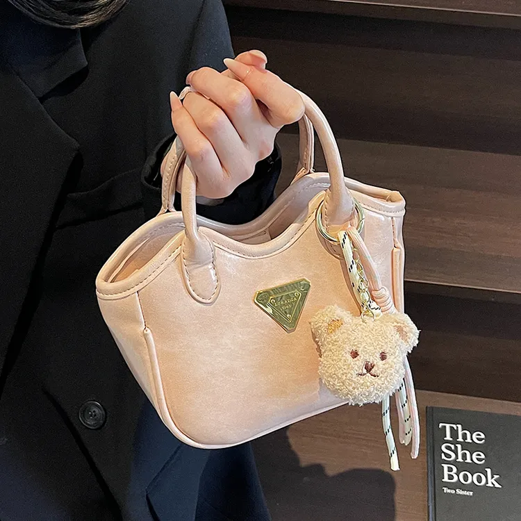 夏季流行爆款小包包女2025新款时尚百搭斜挎包超火精致手提水桶包