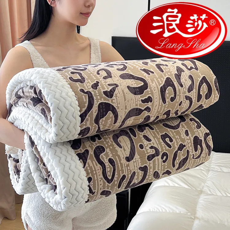 浪莎冬季雕花牛奶绒毛毯三层加厚办公午睡毯披肩夹棉被子沙发盖毯