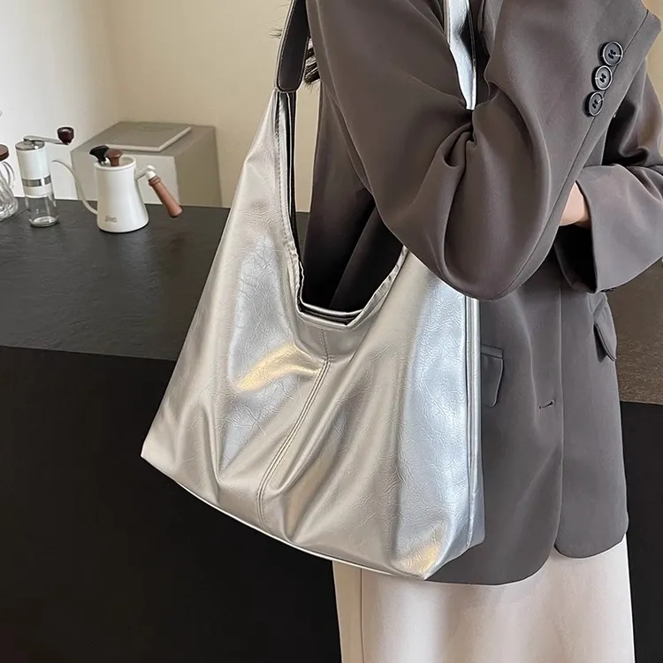 银色包包女大容量2025新款春夏百搭高级感慵懒风单肩包通勤托特包