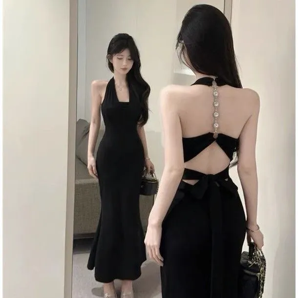 今年流行设计感链条挂脖露背吊带连衣裙女装性感修身鱼尾包臀长裙