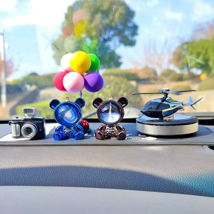 可爱太空熊车载香薰汽车内饰品摆件车内持久淡香氛太阳能旋转飞机