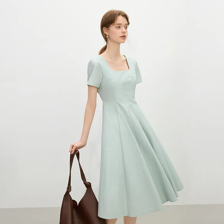 范思蓝恩温柔气质夏季2025新款收腰短袖方领A字连衣裙25FS12104