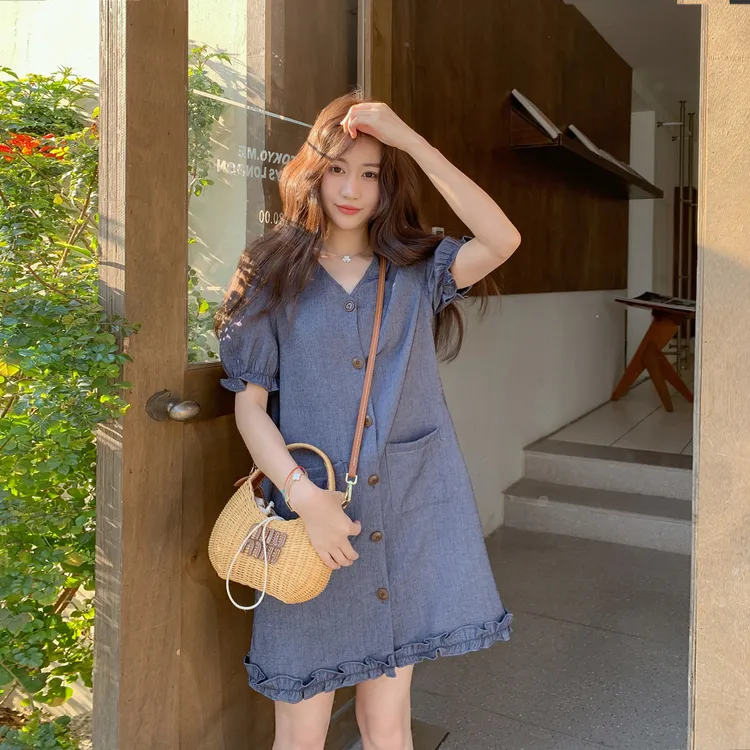 超好看木耳边V领连衣裙女夏季2025新款小个子甜美减龄泡泡袖a字裙