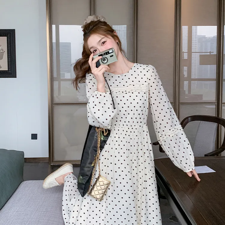 超火米白色波点连衣裙女春秋2025新款长裙气质高级感流行穿搭